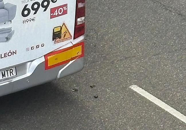 Trozos del vehículo en el asfalto.