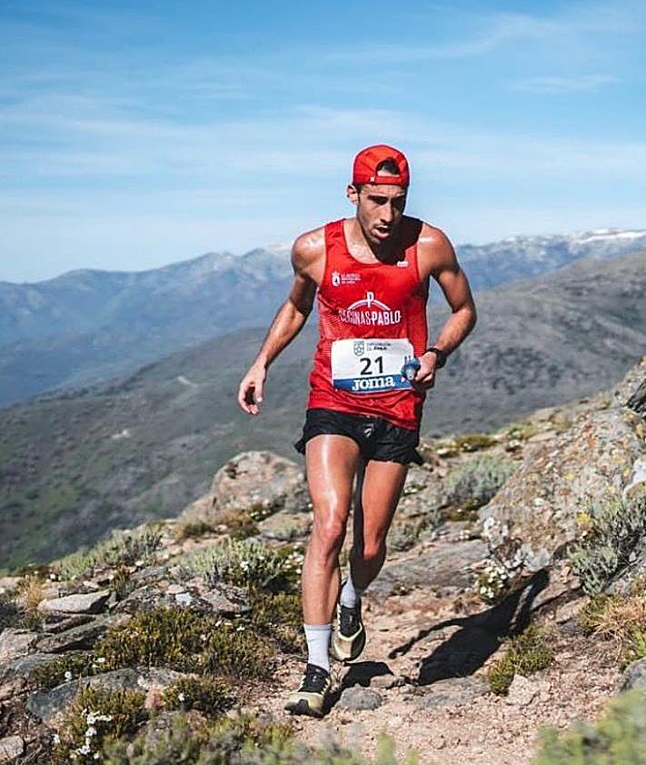 Imagen secundaria 2 - Imágenes de Jesús en distintas carreras.