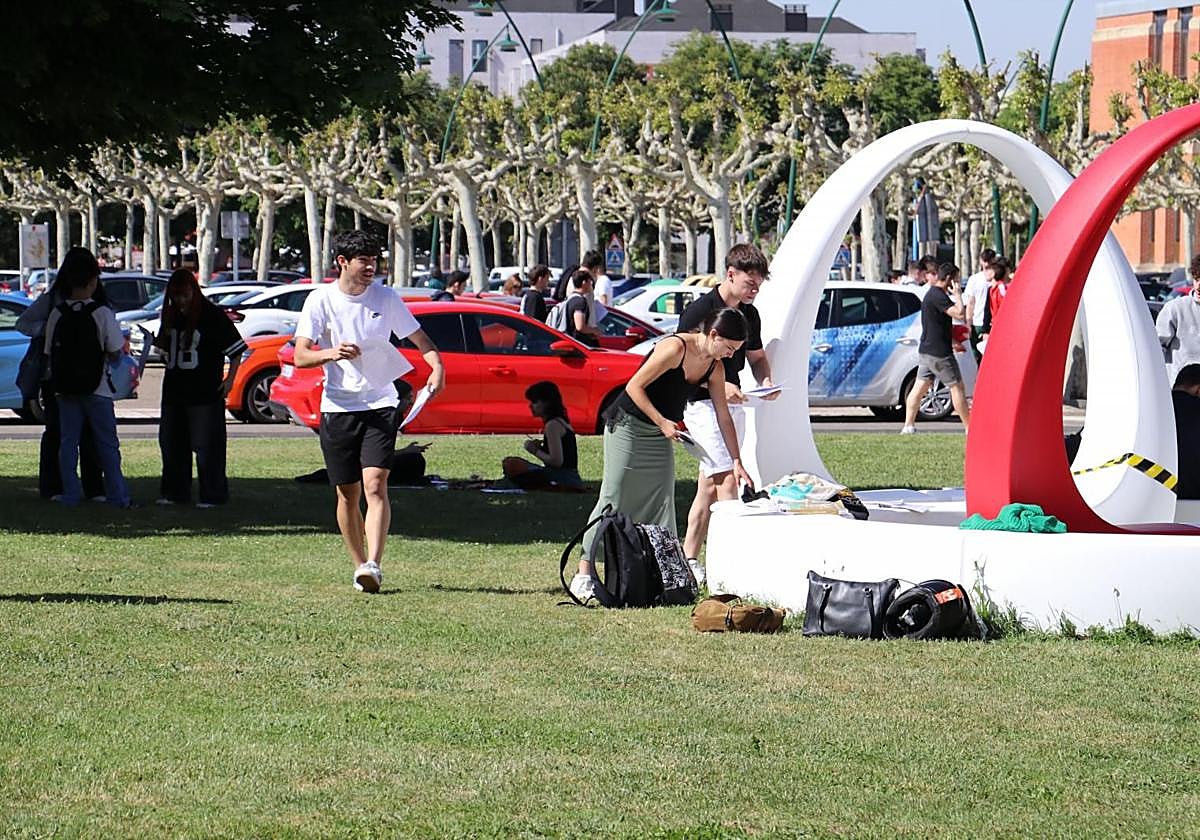 Estudiantes en el campus de Vegazana.