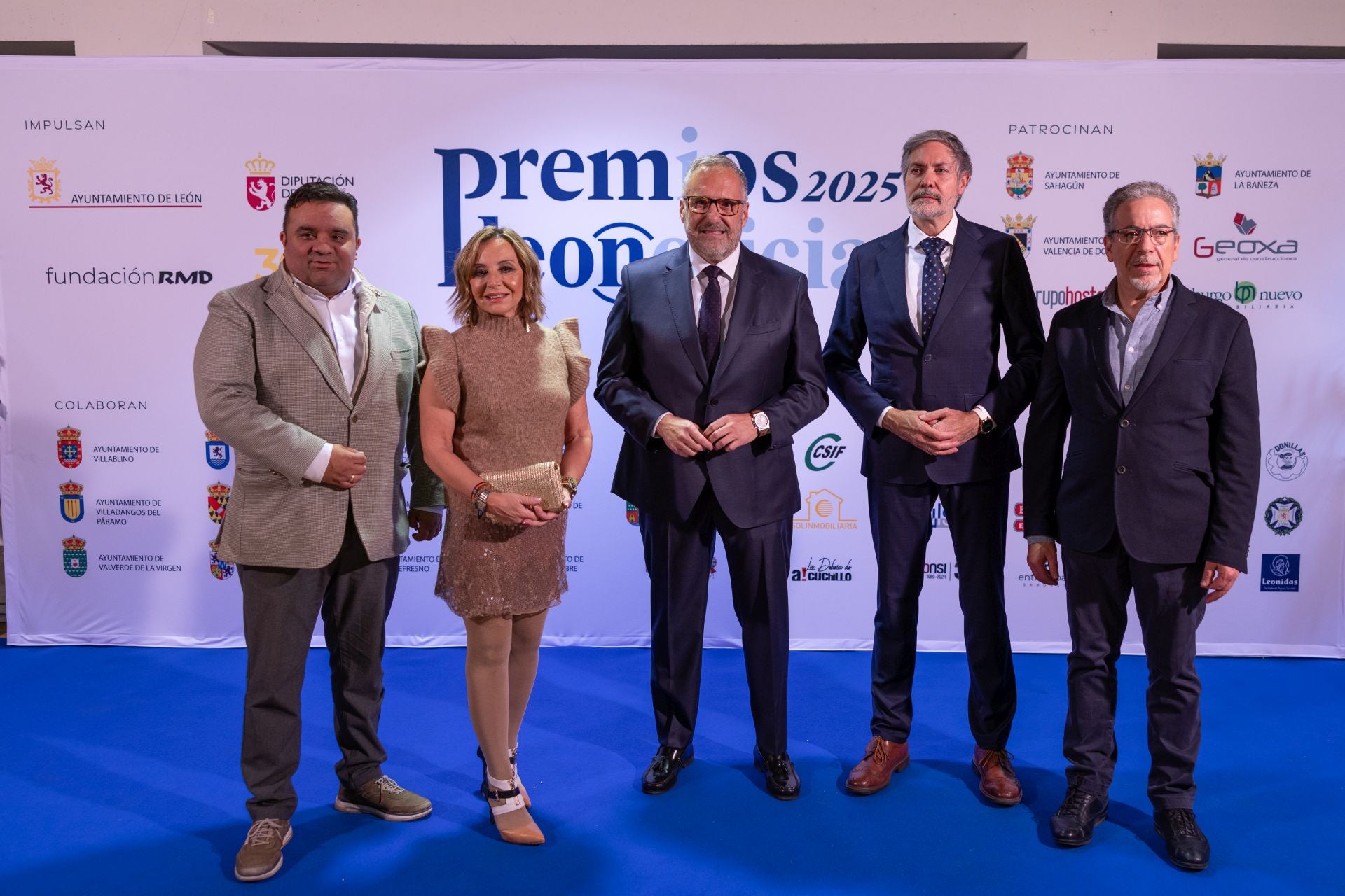 Fernando Prieto, Blanca Herreros, Carlos Pollán, presidente de las Cortes, Pablo Calvo y Santos Martínez, de Vox León.
