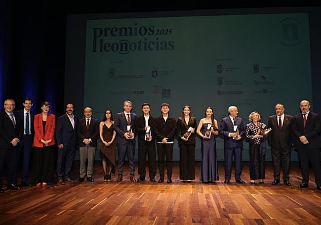Foto de familia de los Premios Leonoticias 2025.