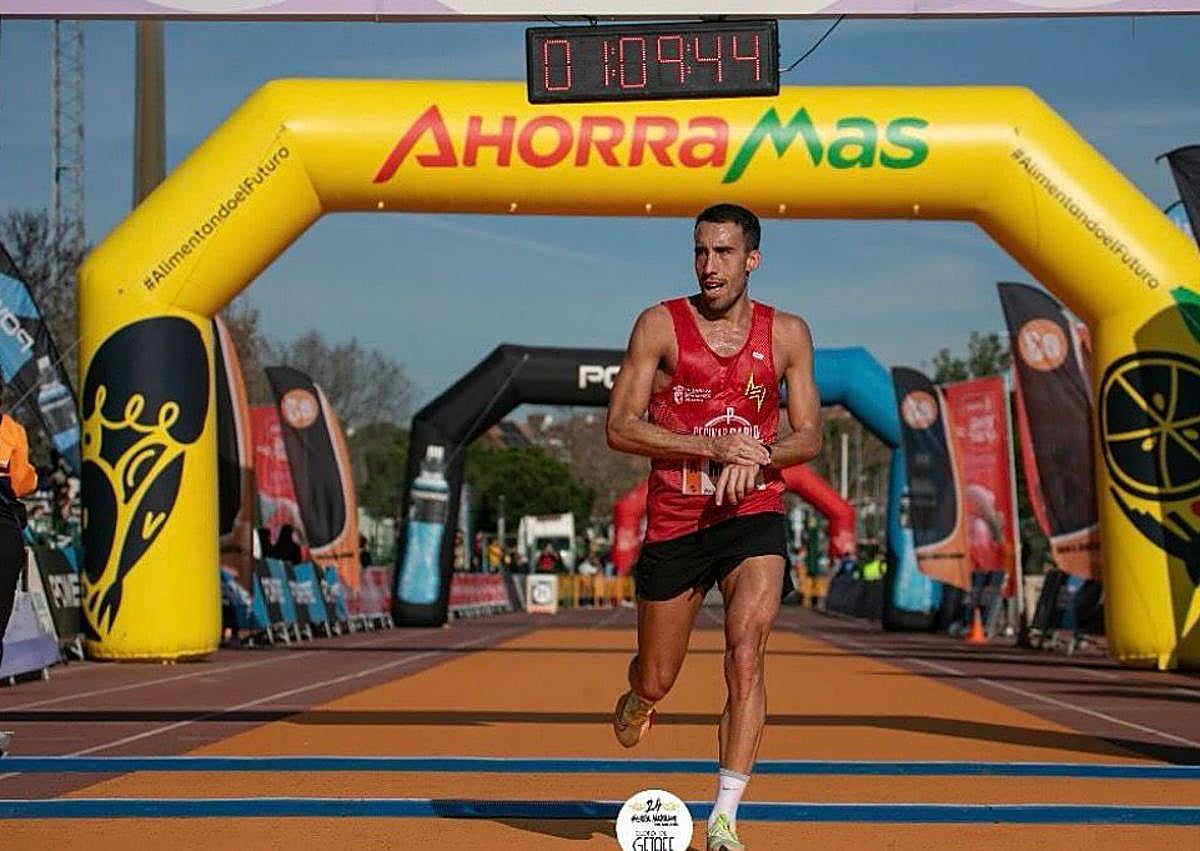 Imagen secundaria 1 - Imágenes de Jesús en distintas carreras.