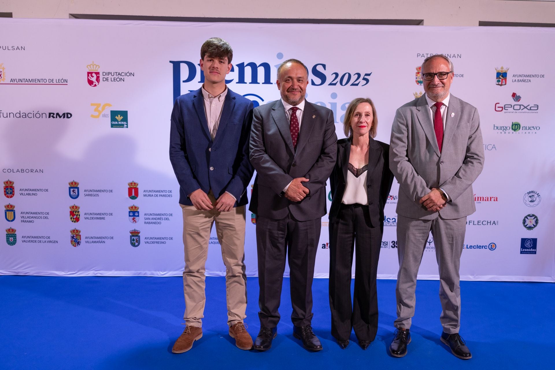 Álvaro Pérez, de ElBierzoNoticias; Gerardo Álvarez Courel, presidente de la Diputación de León; Carmen Ramos, de ElBierzoNoticias; y Olegario Ramón, presidente del Consejo Comarcal de El Bierzo.