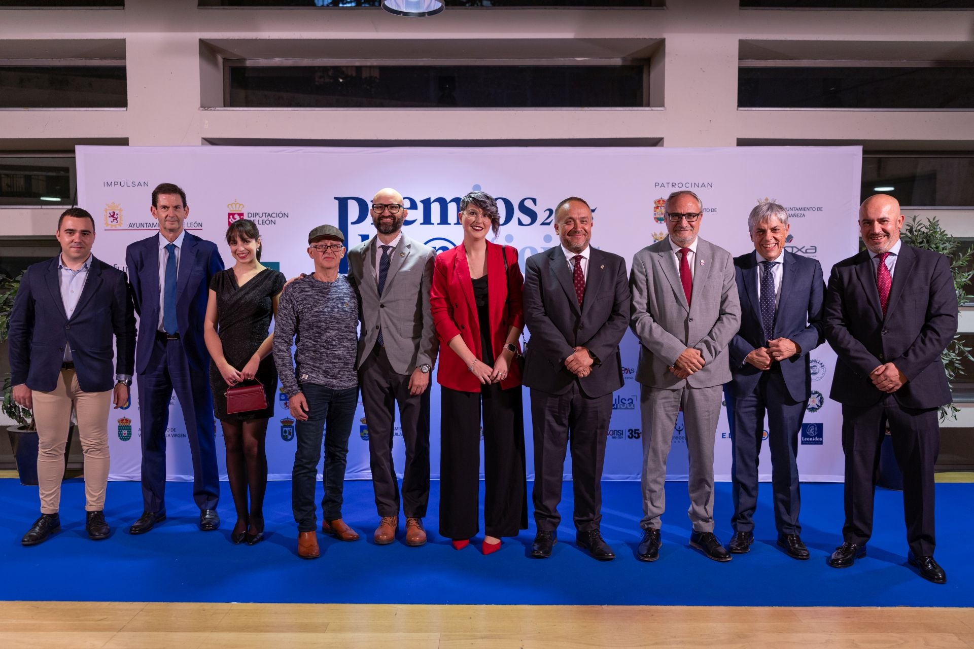 Ángel Rodríguez, del PSOE; Gregorio Ezama, director general de leonoticias; Lucía de Castro y Antonio García, del PSOE; Héctor Aláiz, subdelegado del Gobierno en León; Inés Santos, jefa de redacción de leonoticias; Gerardo Álvarez Courel, presidente de la Diputación de León; Olegario Ramón, presidente del Consejo Comarcal del Bierzo; Eduardo Diego, delegado territorial de la Junta en León; y José Manuel Diez, de leonoticias.
