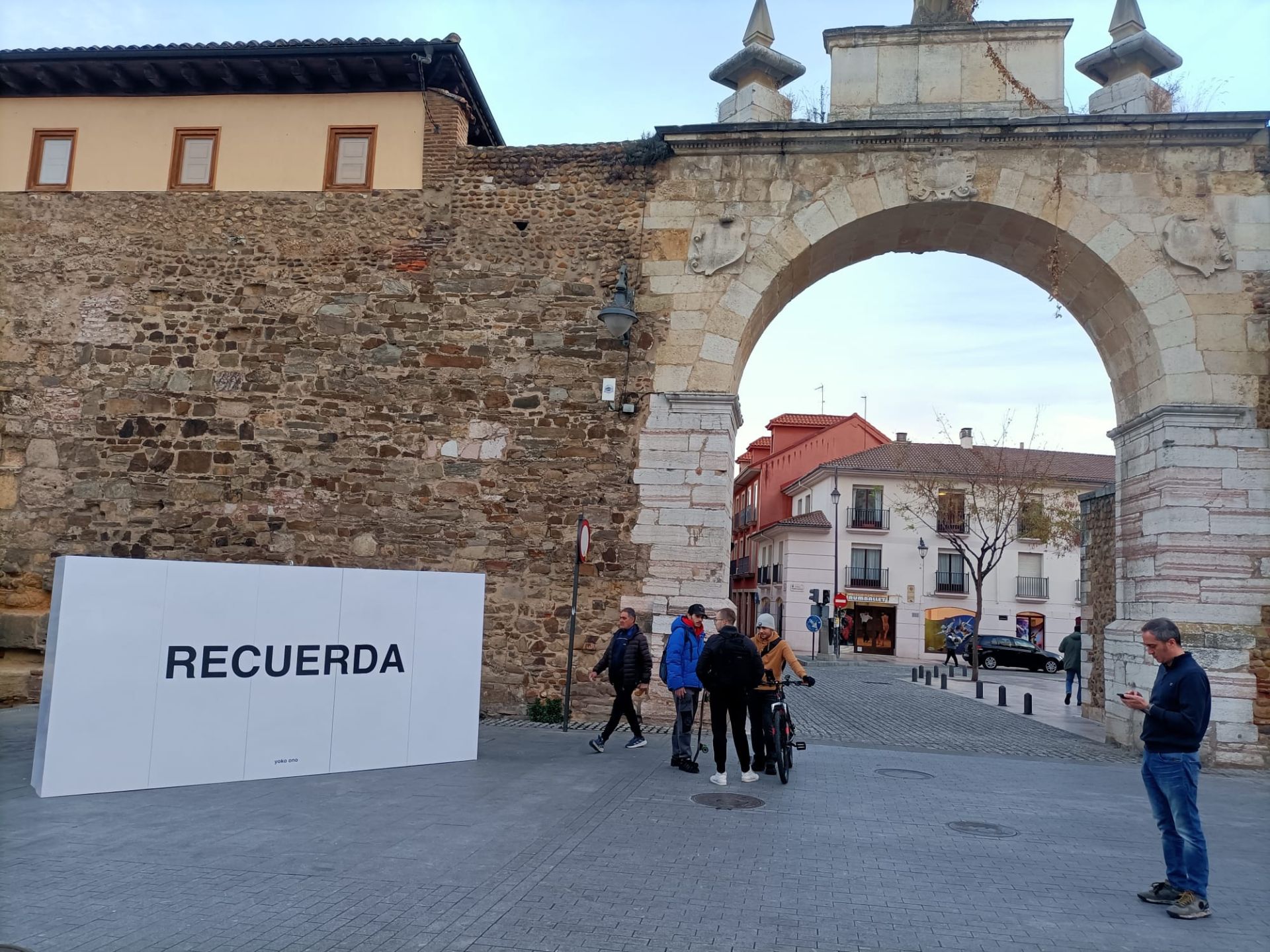 Las imágenes de los mensajes que Yoko Ono ha dejado en León