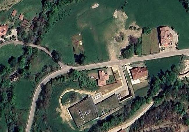 El terreno donde se construirá el aparcamiento al norte de la carretera LE-2711, y abajo el Centro de Visitantes de Valdeón.