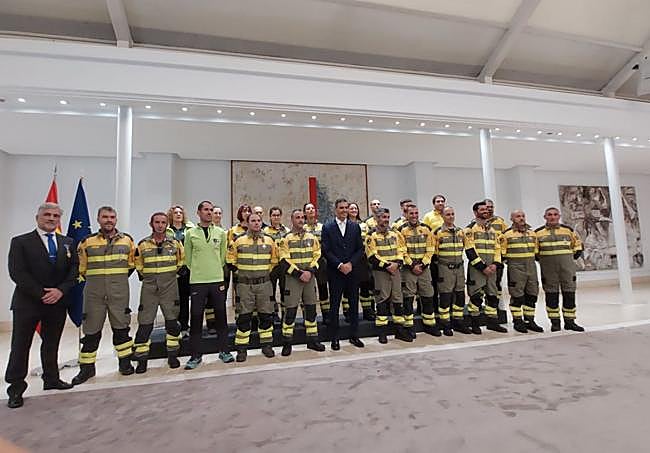 Los bomberos con el presidente en Moncloa.