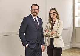 Íñigo Batuecas, Responsable de Banco Mediolanum en la Zona Madrid – Centro, y Lourdes Muñoz, Private Banker de Banco Mediolanum.