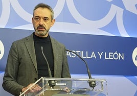 El portavoz parlamentario de Vox, David Hierro, atiende a los medios de comunicación en relación a la tramitación del Proyecto General de Presupuestos.