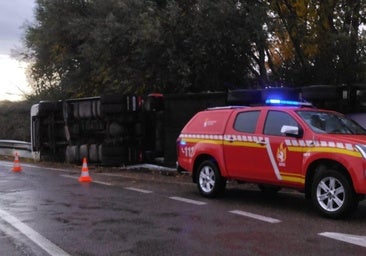 El vuelco de un camión en Villamañán moviliza a la Guardia Civil y a los Bomberos de León