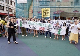 Manifestación en el verano de 2025 frente al ayuntamiento de León en protesta por la central de biomasa proyectada en Puente Castro.