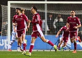 Chacón, tras anotar dos goles ante la Real Sociedad B el pasado curso.