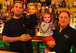 Imagen de Antonio García con su hijo y sus nietas.
