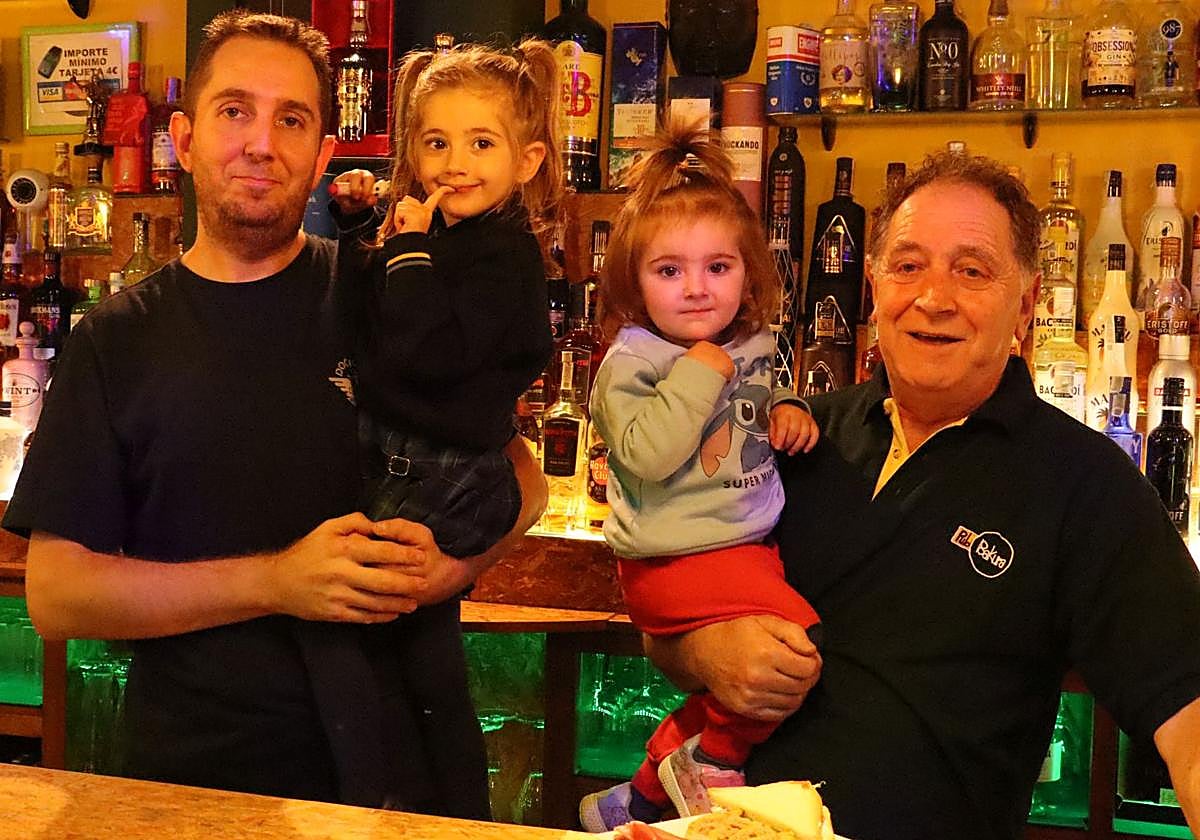 Imagen de Antonio García con su hijo y sus nietas.