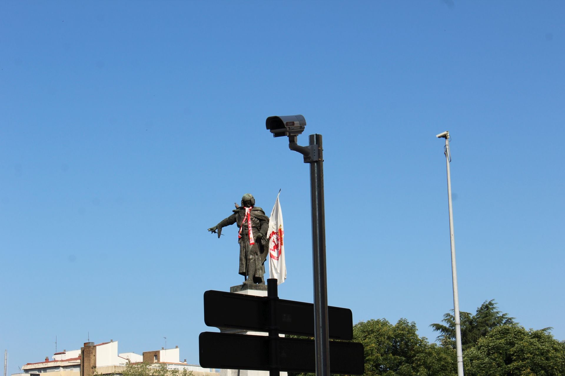 Cámara de videovigilancia en la plaza de Guzmán el Bueno.