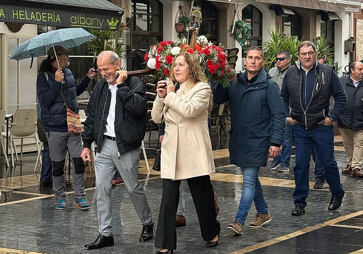 Procesión de San Martín de Porres por la calle Ancha de León.