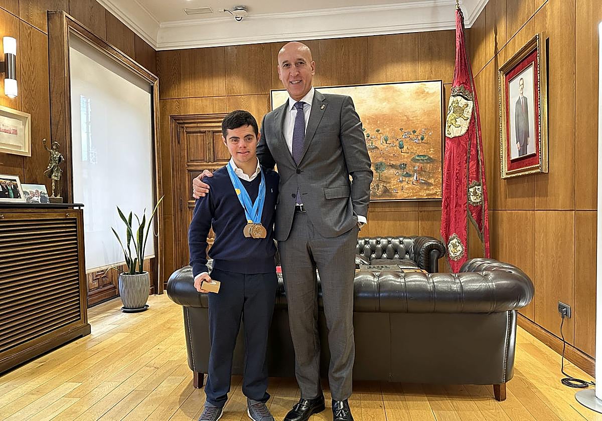 El alcalde de León, junto al nadador Pablo Miguel Rodríguez.