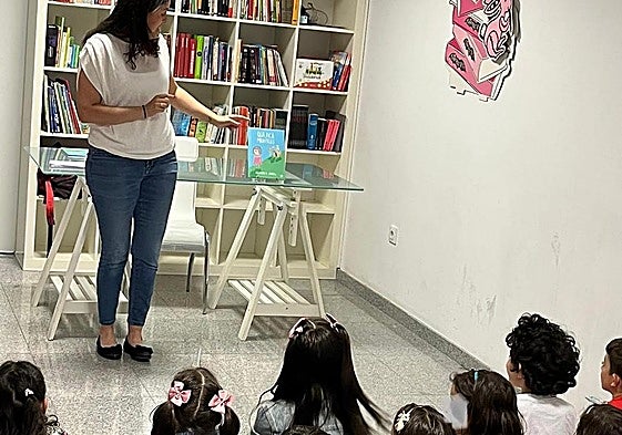 Un acto en 'El guardián de libros' con la autora Alejandra R. Sabadell en 2023.