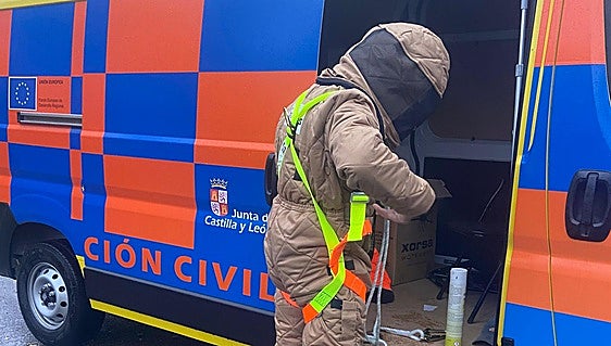 El aviso de un nido de avispa velutina moviliza a Protección Civil de Sariegos