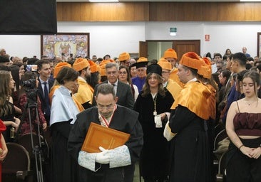 Las imágenes de la graduación de Económicas en la Universidad de León y los mejores expedientes