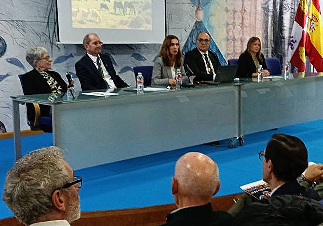 Varios ponentes en una de las charlas de la jornada.