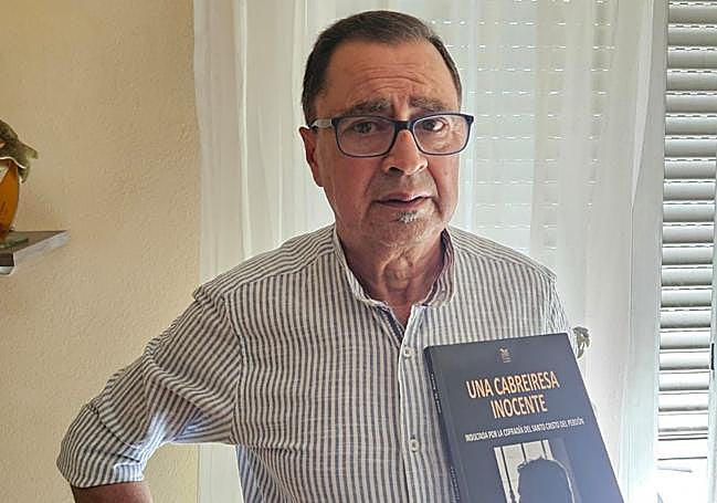 José Manuel Roces, junto a su libro.