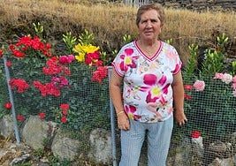 Imagen de la cabreiresa indultada, junto a su tercer libro.