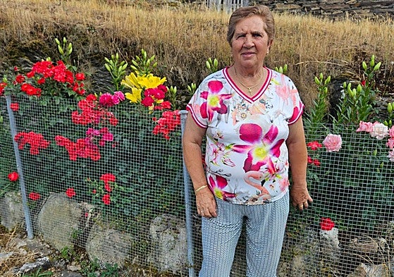 Imagen de la cabreiresa indultada, junto a su tercer libro.