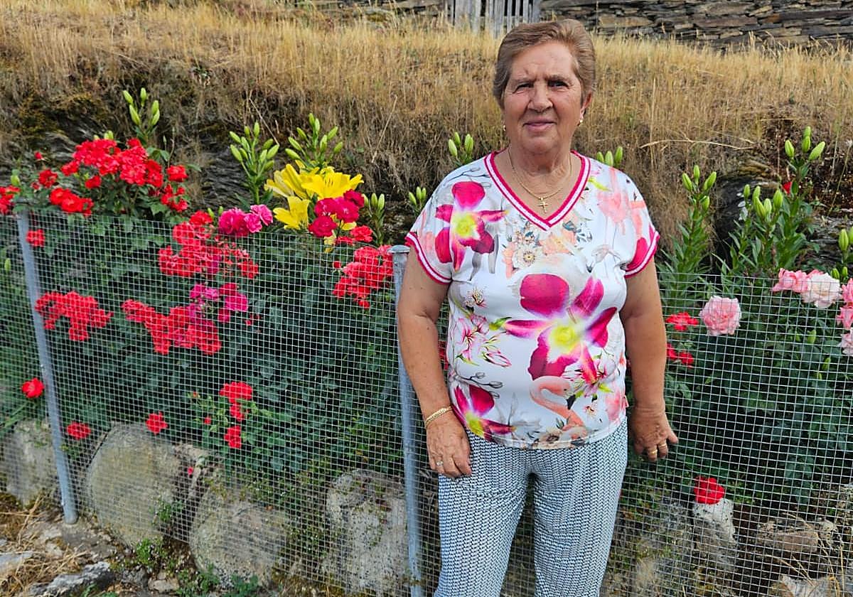 Imagen de la cabreiresa indultada, junto a su tercer libro.