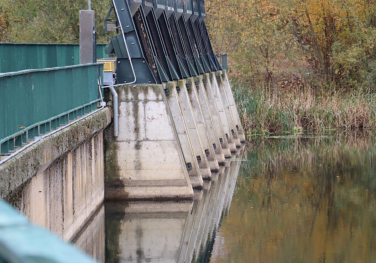 Imagen principal - El azud de Villalobar; la estación de bombeo; y las siete bombas.