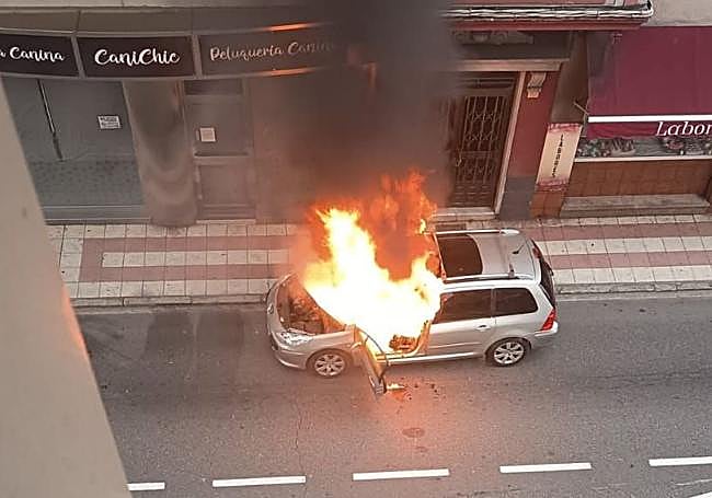 Imagen del coche en llamas.
