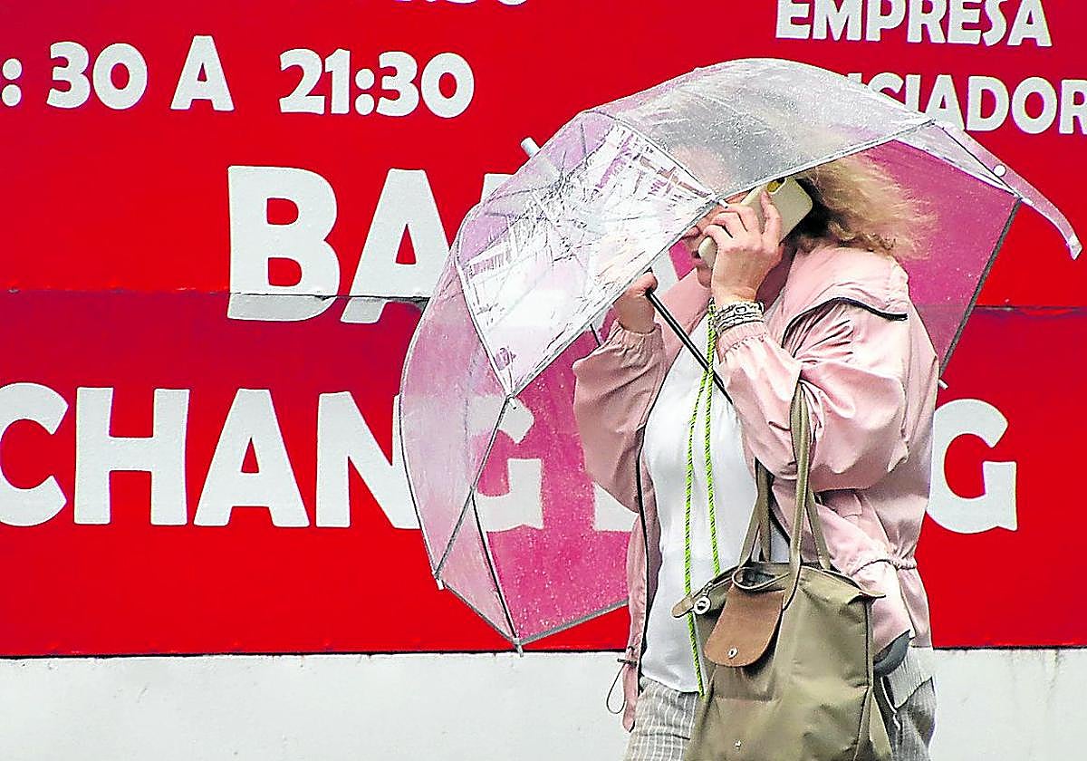 Una mujer con un paraguas por las calles de León.