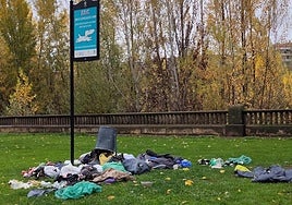 Basura acumulada junto al cartel.