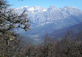 En Valdeón, se conserva la tradición de la coronación de Pelayo en legítimo concejo en la ermita de Corona.