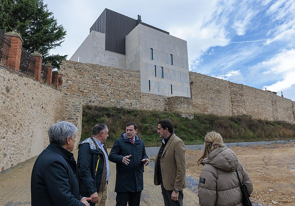 Imagen de Alfonso Fernández Mañueco en la muralla.