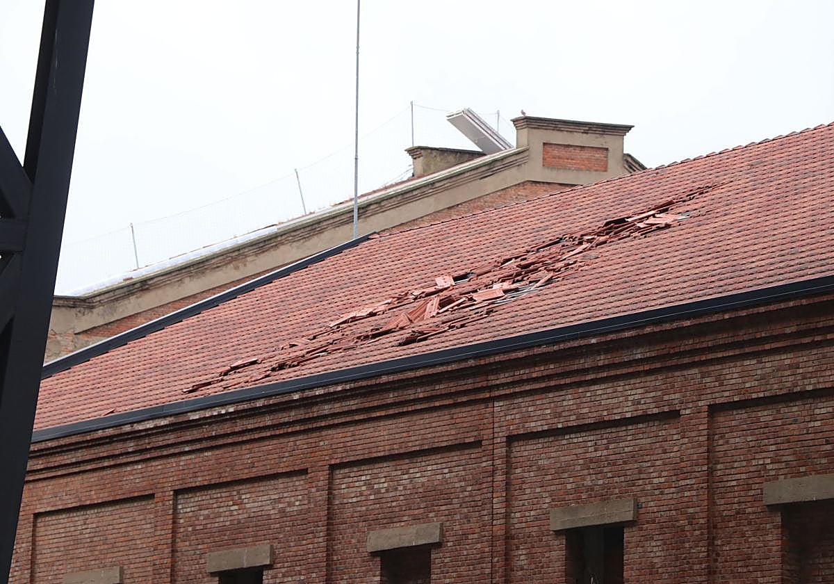Destrozo ocasionado en la techumbre.