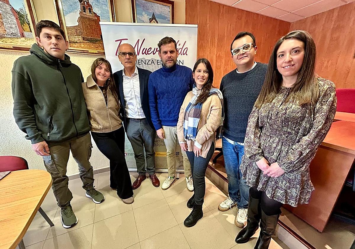 Familias y responsables del programa Repuebla en Almaza.