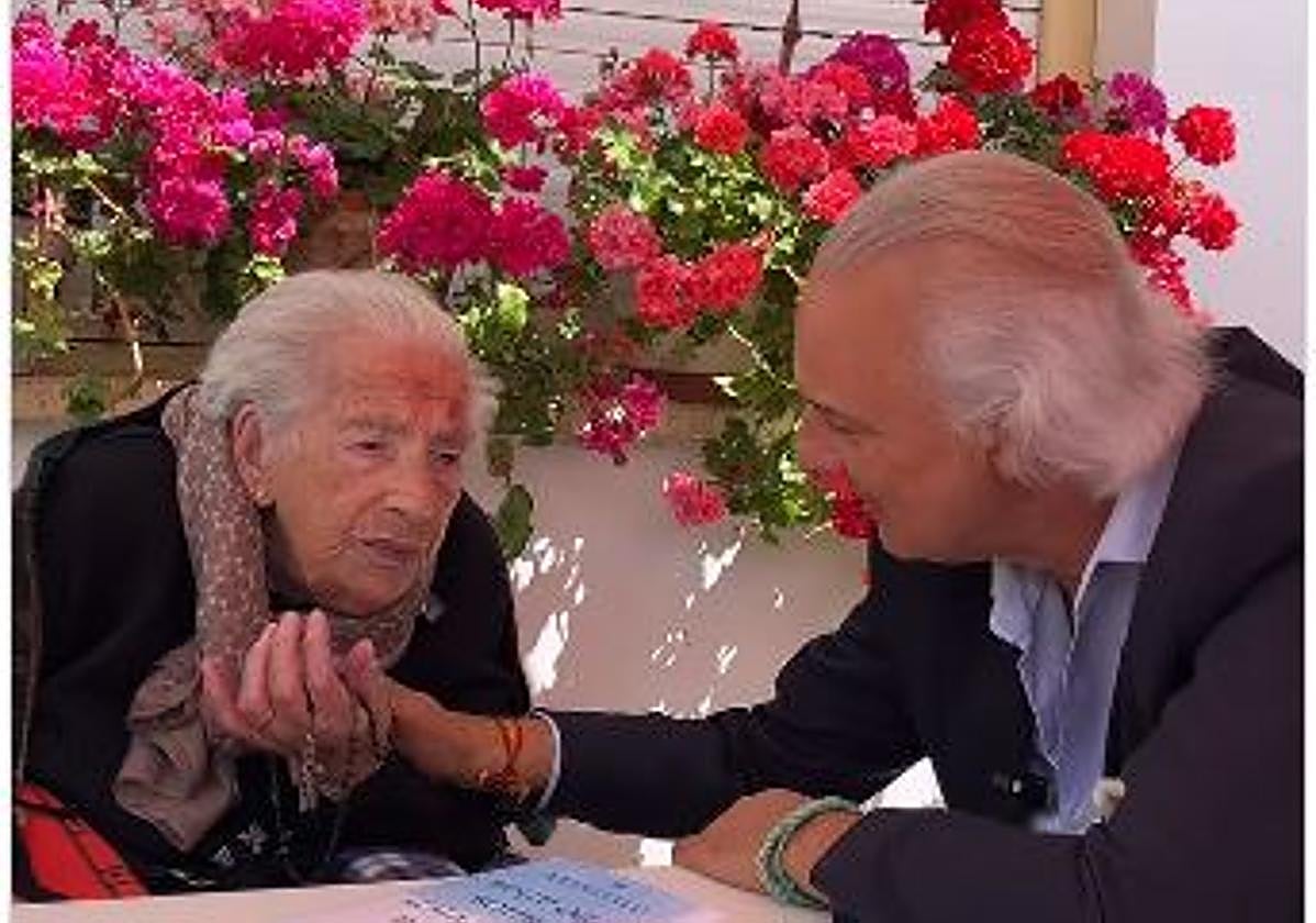 Teresa Fernández junto al doctor Manuel de la Peña.