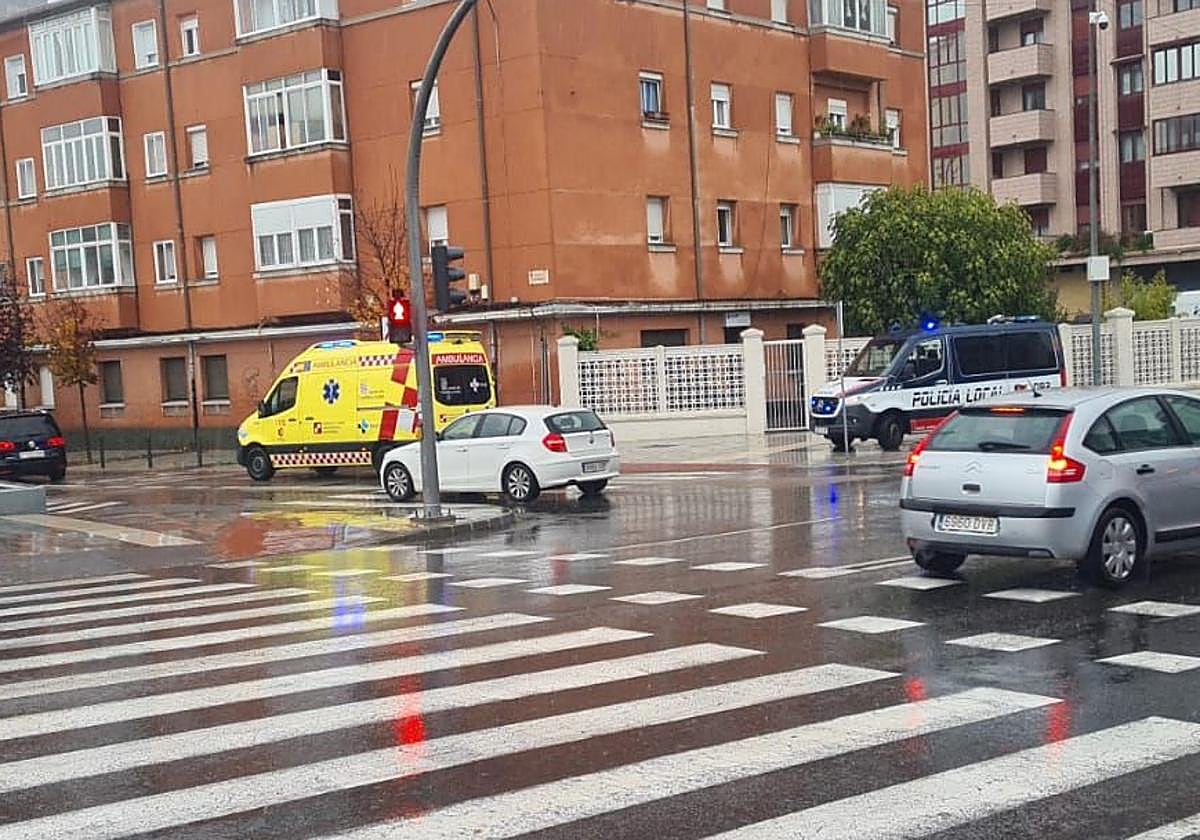 Imagen de la ambulancia y la policía local en el lugar.