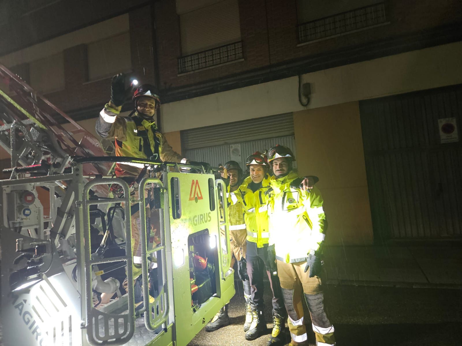 Los Bomberos encargados del rescate de la gata.