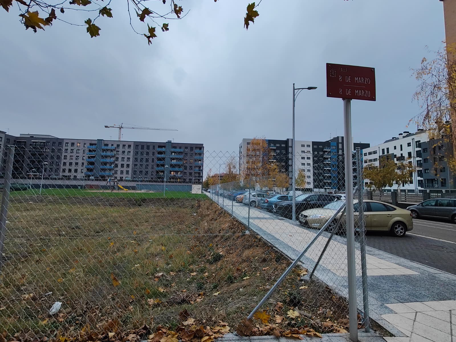 Algunos vallados, como este en calle 8 de Marzo, no cumple con uno de los requisitos: llegar hasta un mínimo de altura con bloques de hormigón bajo el entramado metálico.