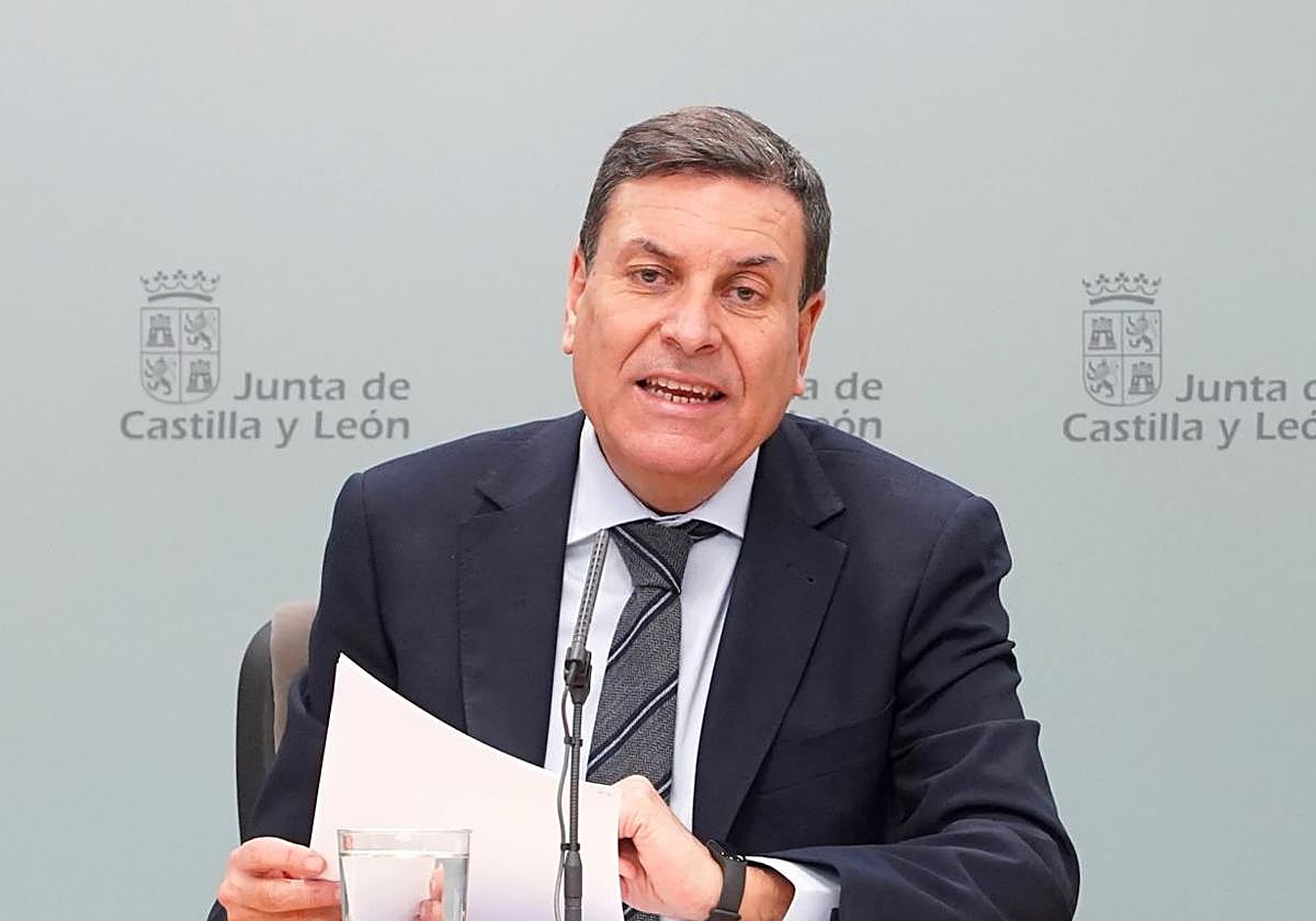 El consejero de Economía y Hacienda y portavoz, Carlos Fernández Carriedo, comparece en rueda de prensa posterior al Consejo de Gobierno.
