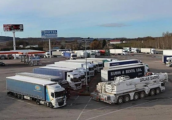 Camiones en un área de servicio.