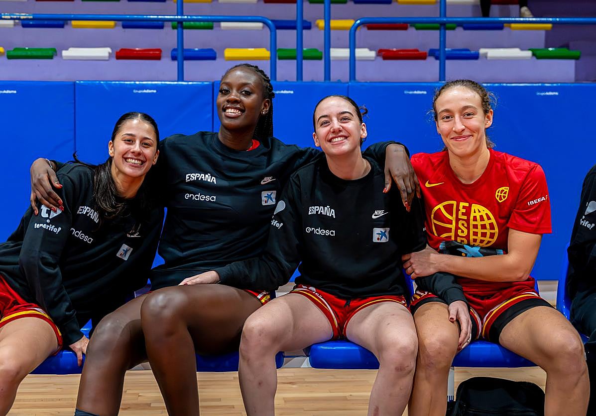 Alicia Flórez, a la derecha, junto a tres compañeras de la selección.