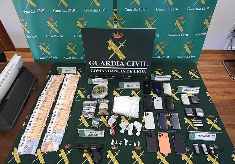 Dinero, drogas y otros objetos decomisados en la operación desarrollada en León.