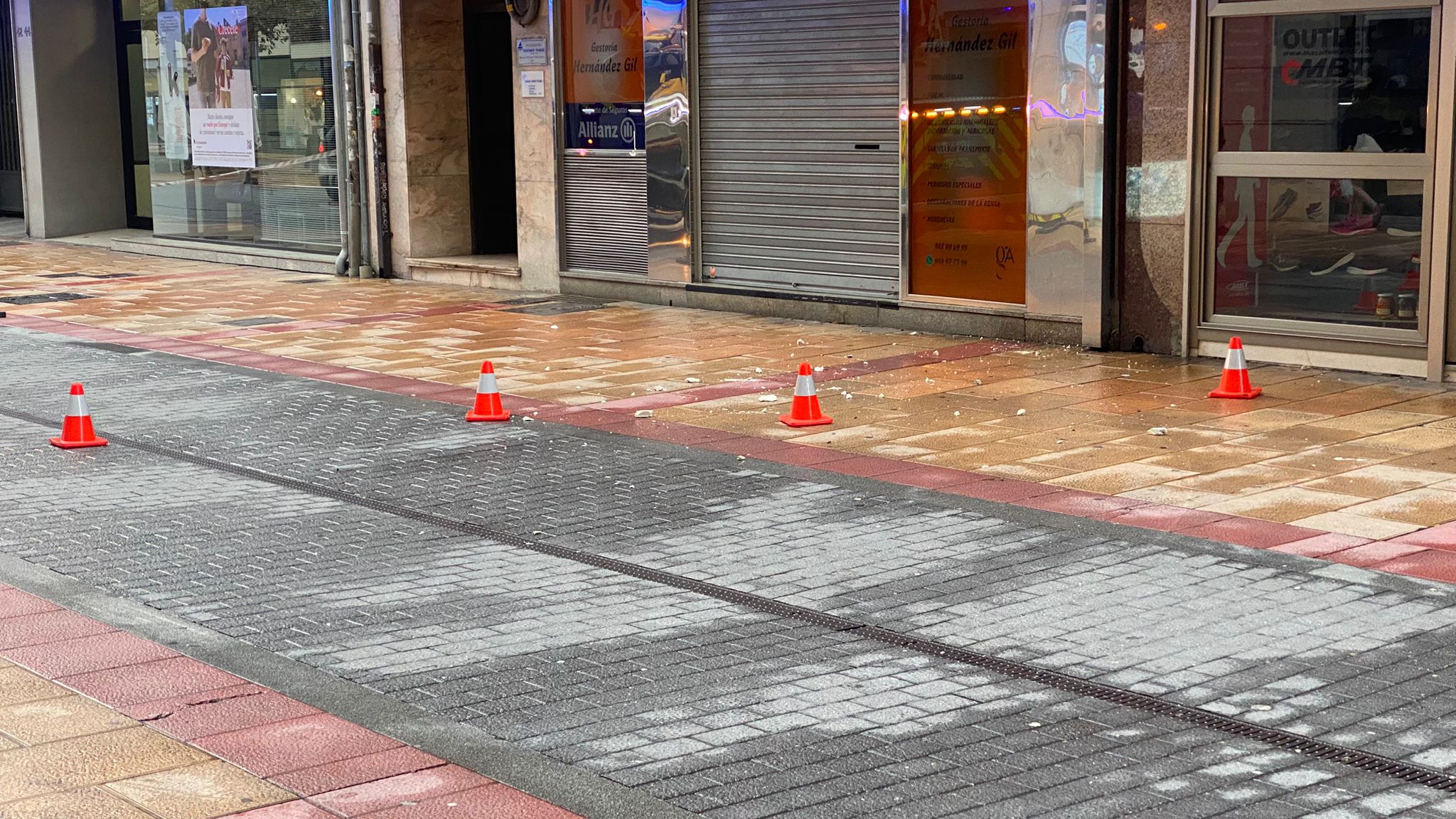 Las imágenes del desprendimiento del techo de una terraza en León