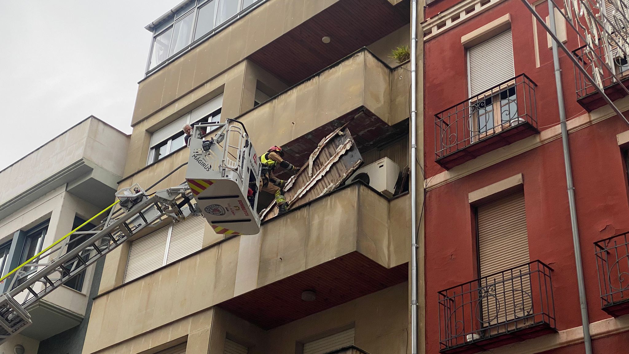 Las imágenes del desprendimiento del techo de una terraza en León