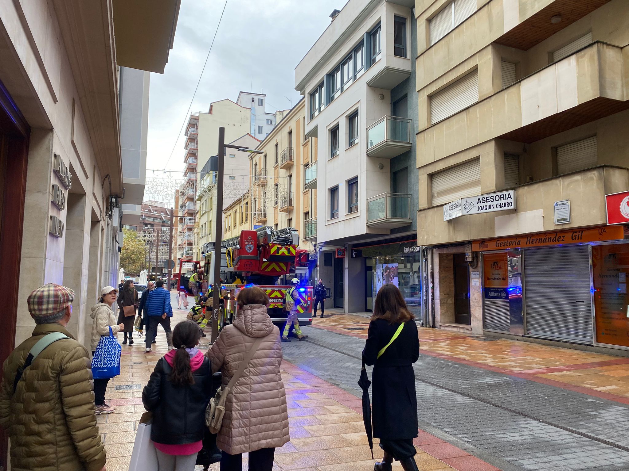 Las imágenes del desprendimiento del techo de una terraza en León