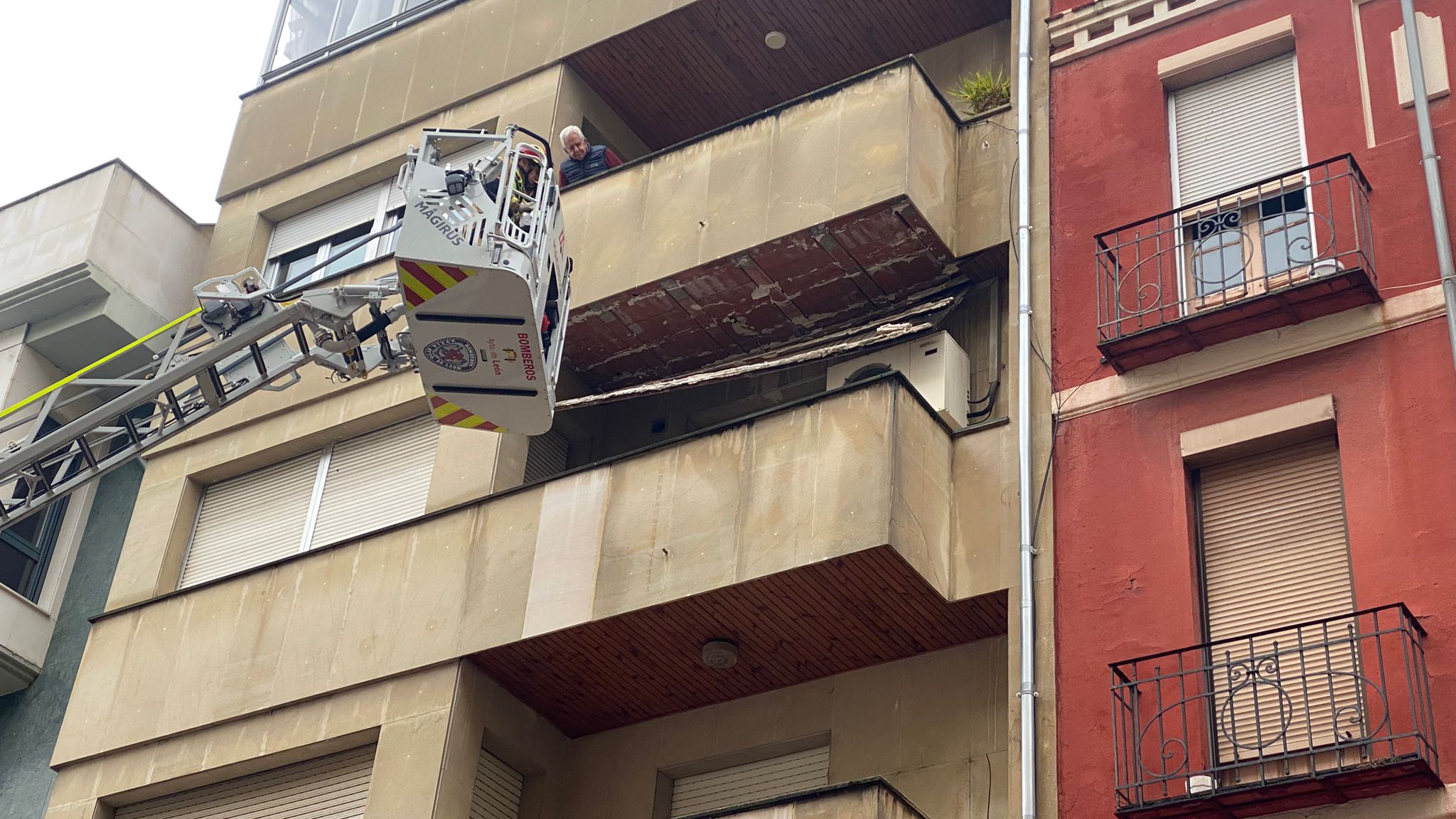 Las imágenes del desprendimiento del techo de una terraza en León