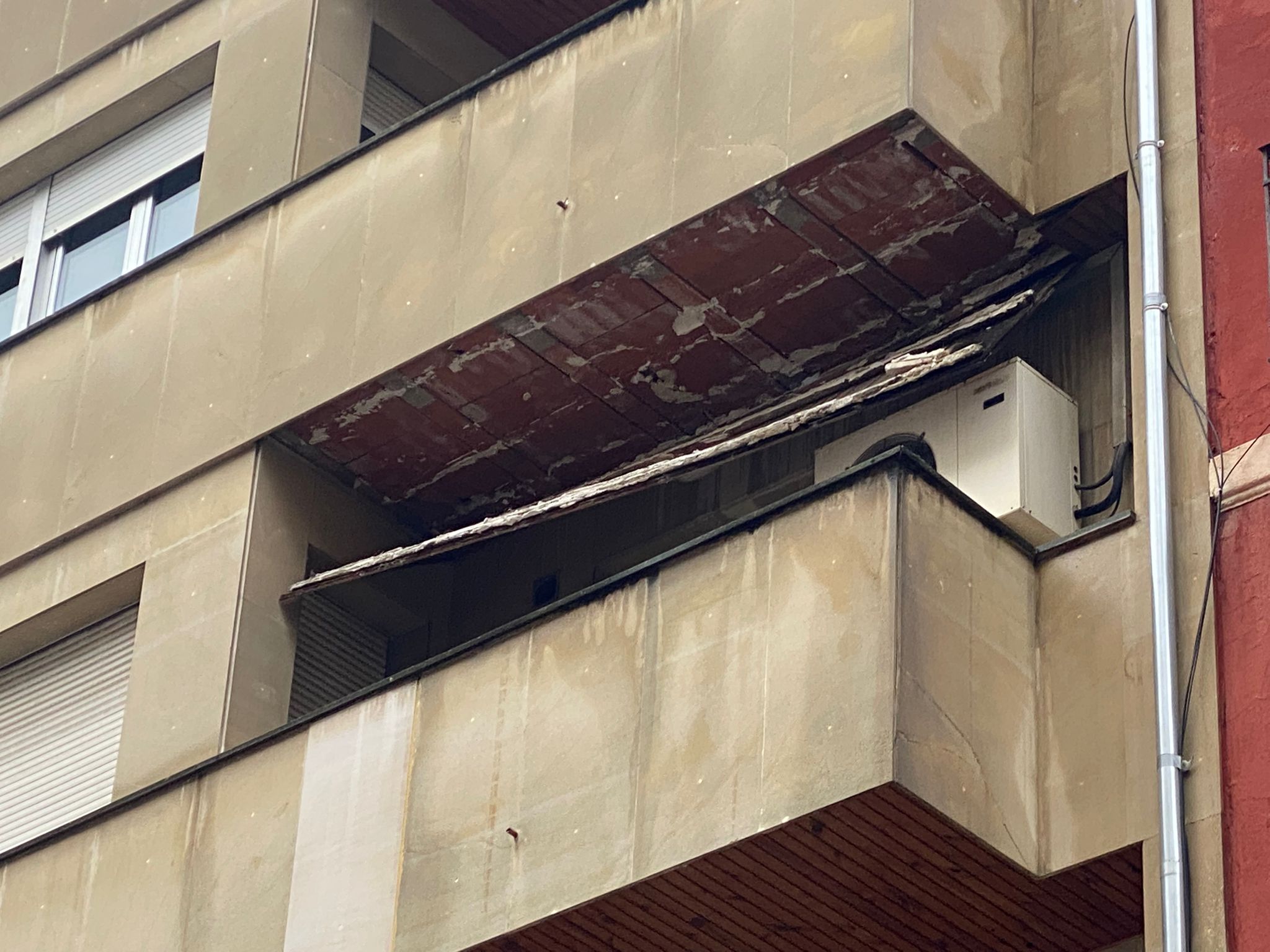 Las imágenes del desprendimiento del techo de una terraza en León